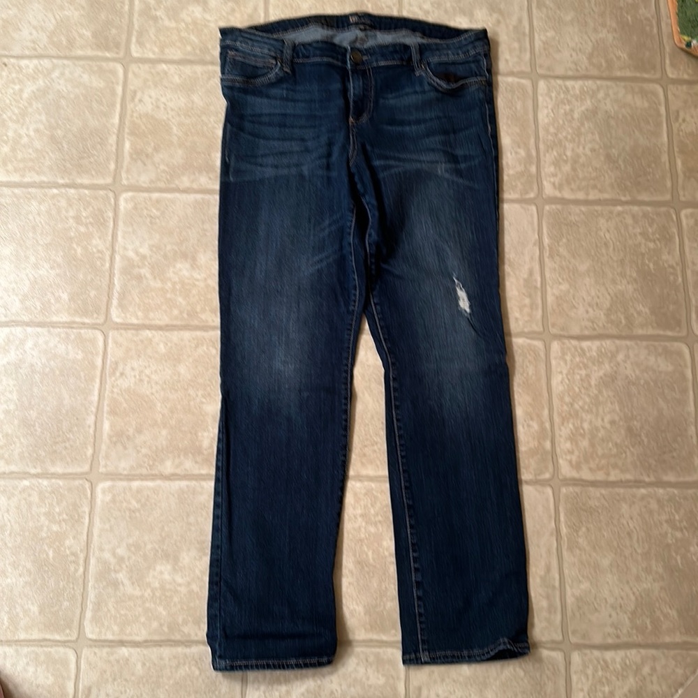 Kut from the Cloth Catherine Mid Rise Boyfriend. EUC. Darker rinse